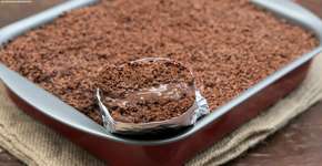 Bolo de chocolate gelado no papel alumínio