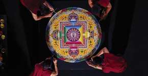 Monges tibetanos criam mandalas de areia colorida pelo mundo