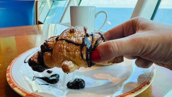 Café da manhã com direito a croissant de chocolate com vista para o mar