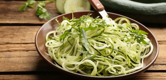 Receita de macarrão de abobrinha saudável e vegana pronta em apenas 15 minutos