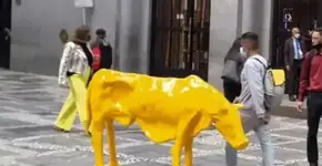 Depois do touro, ‘vaca magra’ é instalada em frente à Bolsa de SP