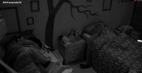 A Fazenda: Léo Stronda e Luane Dias aparecem debaixo do edredom