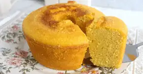 Bolo de milho que leva leite condensado na massa