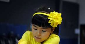 Garota que nasceu sem as mãos ganha concurso de caligrafia