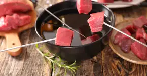 O segredo do fondue de carne perfeito para impressionar seus convidados neste frio
