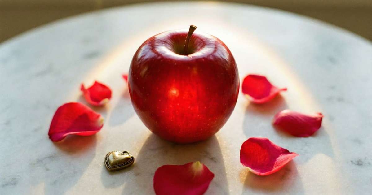 A simpatia da maçã vermelha que muita gente faz para atrair amor e boas notícias no coração