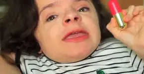 Jovem com osteogênese imperfeita faz sucesso com canal de beleza