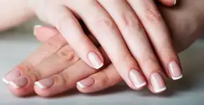 4 técnicas para fazer uma unha francesinha perfeita em casa