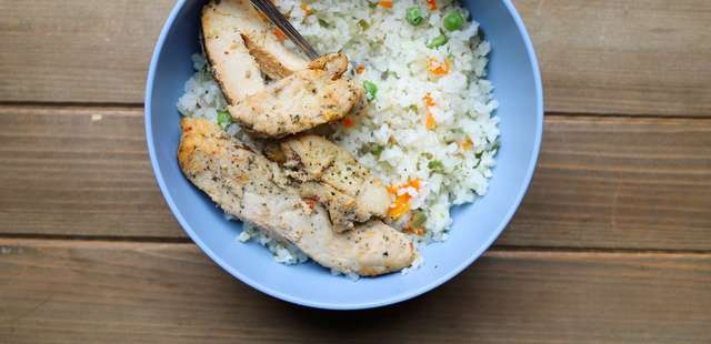 Arroz de couve-flor com frango grelhado que vai mudar sua opinião sobre comida fit