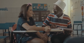 Criança de 9 anos ensina sorveteiro idoso a ler no Ceará