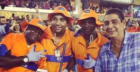 Após ‘climão’ com Doria, Zeca Pagodinho posa sorridente com garis