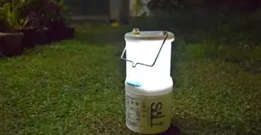 Arquiteta cria luminária de água salgada para comunidades sem luz