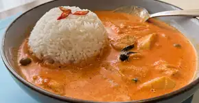 Descubra como fazer curry tailandês de frango com leite de coco em apenas 25 minutos