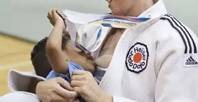 Judoca amamenta filho durante competição e encanta a internet