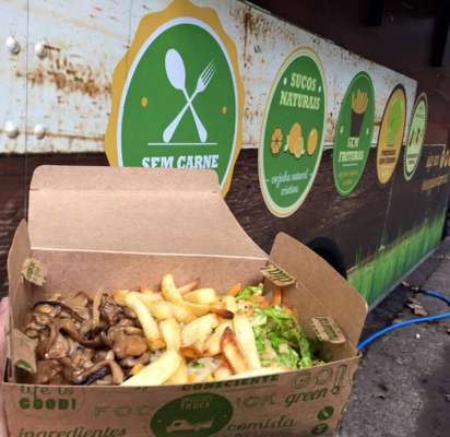 Strogonoffe de shimeji com uísque Jack Daniel's, arroz integral, batata e saladinha (reprodução/Facebook/VeggiesnaPraça)