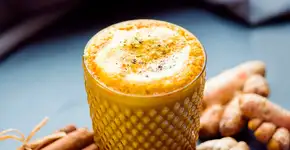 Aprenda a fazer shot antioxidante de cúrcuma que combate inflamação