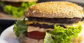 Hambúrguer caseiro para a garotada; veja como fazer