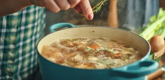 Frango suculento com batatas assadas: o almoço perfeito do fim de semana