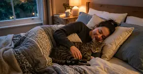 Um gato que só se aconchega com certas pessoas à noite: um veterinário explica os motivos desse comportamento