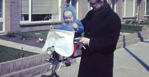 Na Holanda, pais levam seus bebês para andar de bicicleta