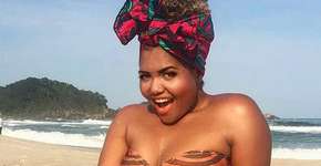 Gaby Amarantos posa de biquíni e faz manifesto de aceitação