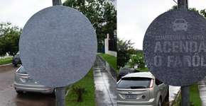 Na chuva, placas de trânsito mostram mensagem para reduzir acidentes