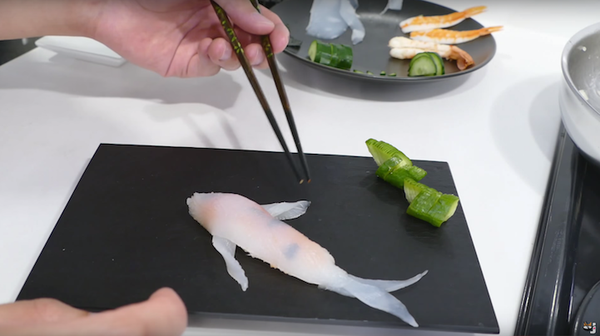 Os cozinheiros utilizam os mesmos ingredientes encontrados em um sushi convencional