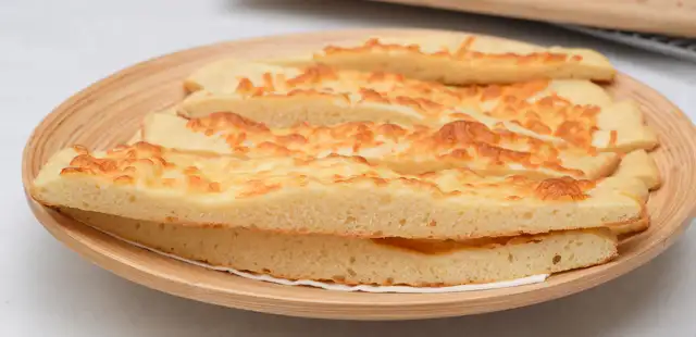 Receita fácil: como fazer pão de queijo de tapioca na frigideira em 10 minutos