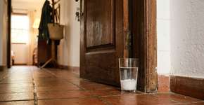 Para não ter pesadelos e recomendado usar sal grosso para blindar a porta