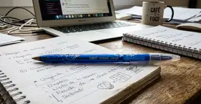 O que significa o hábito de morder a tampa da caneta enquanto estuda ou trabalha, segundo a psicologia