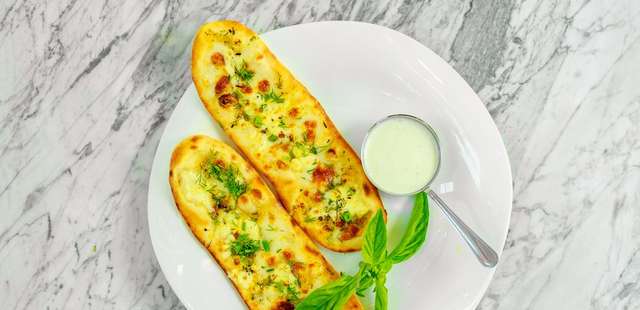 Pão gratinado com queijo e ervas para um café da manhã maravilhoso
