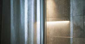 Por que as cortinas estão saindo dos banheiros modernos