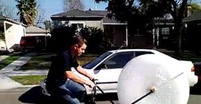 Stress nunca mais: ande de bike estourando plástico bolha