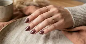 Adeus às unhas bordô: essa é a cor que triunfará em 2026 para manicures minimalistas
