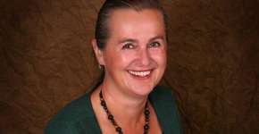 Cantora antivacina morre após pegar covid propositamente