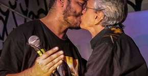 Caetano Veloso e Criolo se beijam em palco de festival de música em SP