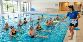 Exercícios aquáticos para fortalecer as pernas e preservar as articulações após os 60 anos