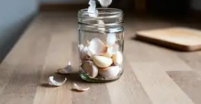 O jeito mais fácil de descascar alho sem usar faca e sem ficar fedendo