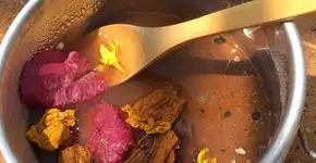 Brincar de fazer comidinha é ritual sagrado na infância