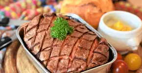 Rocambole de carne moída fácil e perfeito para uma refeição especial