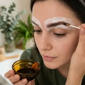 Featured mobile: Molhe as sobrancelhas com água e aplique com um algodão. Elas ficarão naturalmente mais escuras em até dois tons, sem o uso de henna. Uma maneira de escurecer as sobrancelhas