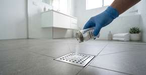 Por que colocam bicarbonato de sódio no ralo do banheiro? A solução simples para um problema comum em qualquer casa
