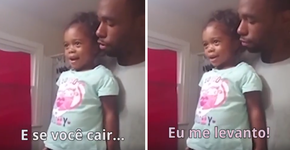 Pai encoraja a filha a repetir frases de autoempoderamento