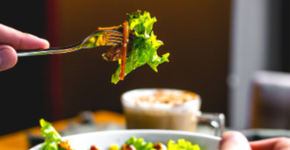 Esqueça o azeite: conheça o truque para dar mais sabor às suas saladas