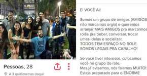 Grupo de amigos utiliza o Tinder para fazer novas amizades