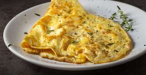 Omelete mediterrâneo delicioso para o café da manhã