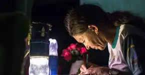 Aprenda a fazer lampião solar com garrafa PET