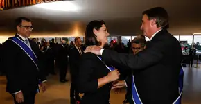 Bolsonaro condecora Michelle com a 3ª medalha em 6 meses