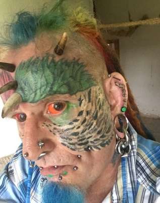 O inglês antes da operação das orelhas  (Imagem: Reprodução/Facebook) 