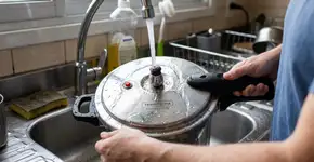 Como destampar uma panela de pressão travada em apenas 30 segundos com um truque simples e sem forçar a tampa